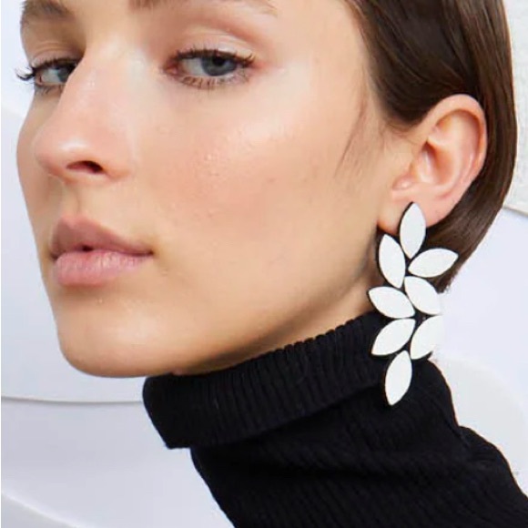 ISKIN SISTERS- KATE LARGE SILVER LEAVES EARRINGS - Picture 6 of 7